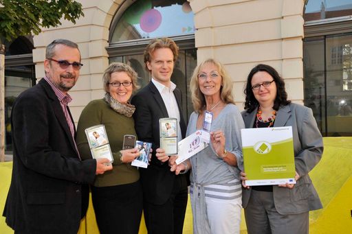 Presse-Round-Table: Handy ist Sicherheitsfaktor und gleichzeitig Konfliktpotenzial in der Familie - v.l.n.r.:  Anton Schmid (Wiener Kinder- und Jugendanwalt), Elisabeth Mattes (Unternehmenssprecherin mobilkom austria), Bernhard Jungwirth (Handywissen.at, Geschäftsführer ÖIAT), Michaela Cirka (Leiterin "147 Rat auf Draht"), Barbara Buchegger ( Handywissen.at), Weitere Bilder abrufbar unter: 
http://pressefotos.at/m.php?g=1&u=38&dir=200909&e=20090909_h&a=event