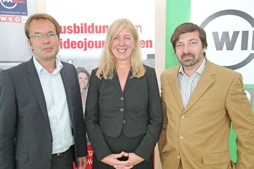 im Bild v. li. n. re.: Dr. Reinhard Christl, Leiter Institut für Journalismus und Medienmanagement, FHWien-Studiengänge der WKW, Gabriele Kolibal, Teamleiterin IT-Informationstechnologie, Aus- und Weiterbildung, WIFI Wien,  Martin Wolfram, Geschäftsführer News on Video .