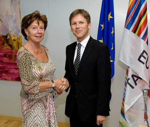 Vorschau Bild von Wettbewerbskommissarin Neelie Kroes (l.) und der österreichische Medienstaatssekretär Dr. Josef Ostermayer erreichen eine Einigung im ORF-Wettbewerbsverfahren.
