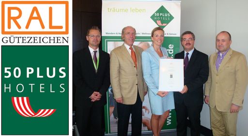Katja Remus und Hermann Paschinger übernehmen die Verleihungsurkunde des neuen RAL-Gütezeichens 50plus Hotels in Köln. v.l.n.r. Martin Becker, Geschäftsführer gbk Gütegemeinschaft Buskomfort e. V.; RA Manfred Eihoff, Geschäftsführer RAL Deutsches Institut für Gütesicherung und Kennzeichnung e. V.; Katja Remus, stellvertretende Vorsitzende und Hermann Paschinger, Vorsitzender der Gütegemeinschaft 50plus Hotels e. V.; sowie Andreas Reidl, 50plus-Fachbuchautor aus Nürnberg.