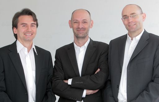  Mit der Ernennung von zwei Managing Editors verstärkt APA-MultiMedia die redaktionelle Führungsebene. Im Bild v.l.n.r.: Ralph Prendinger (Managing Editor), Marcus Hebein (Leiter APA-MultiMedia)  und Franz Spiegelfeld (Managing Editor)