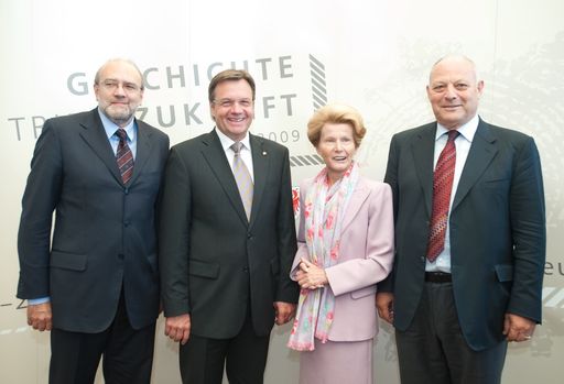 (v.l.): LH Lorenzo Dellai, LH Günther Platter, Innsbrucks Bürgermeisterin Hilde Zach und LH Luis Durnwalder freuen sich auf das bevorstehende Festwochenende in Innsbruck.