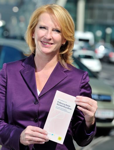Verkehrsministerin Doris Bures präsentiert den neuen Info-Folder zum Vormerksystem, die Verkehrsdelikte und ihre Folgen.