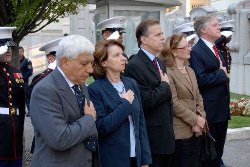  im Bild von links nach rechts: Herbert Ouida, Carol Fuller (Geschäftsträgerin a.i. der US Mission zur OSZE), Glyn Davies ( U.S. Botschafter zu den Internationalen Organisationen in Wien), Mag. Isabel Rauscher (Bundesministerium für Europäische und Internationale Angelegenheiten), William C. Eacho III (designierter U.S. Botschafter in Österreich), sowie U.S. Marines während der Gedenkfeier am 11. September 2009.