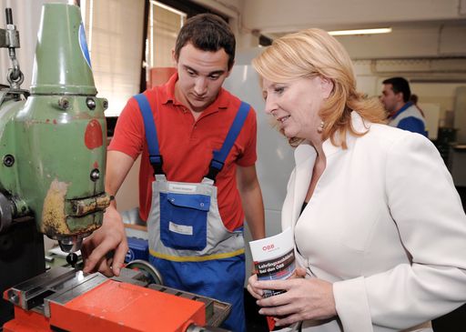 Infrastrukturministerin Doris Bures mit einem ÖBB-Lehrling in der Lehrwerkstätte Innstraße in Wien.