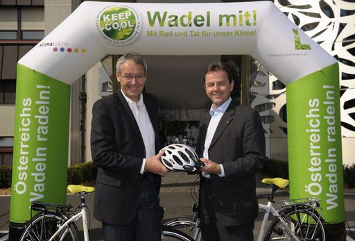 Radgipfel und Finale der "Wadel Mit!"-Tour von Umweltminister Niki Berlakovich (re.) "vom Neusiedlersee zum Bodensee" in Bregenz.

v.l.n.r. Landesrat Mag. Karlheinz Rüdisser (Verkehrsreferent der Vorarlberger Landesregierung), Umweltminister Niki Berlakovich.

http://pressefotos.at/m.php?g=1&dir=200909&u=69&a=event&e=20090909_r
