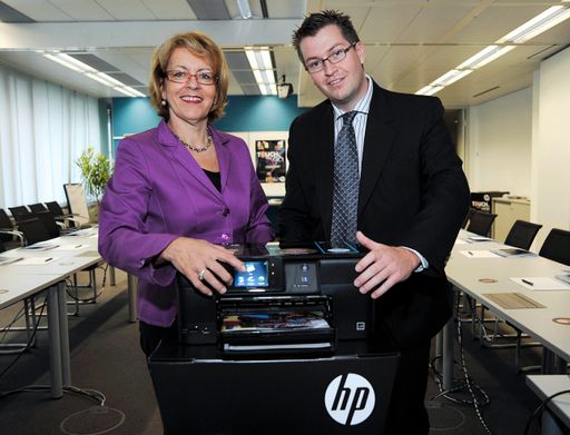 http://pressefotos.at/m.php?g=1&u=1&dir=200909&e=20090914_h&a=event
HP hat heute in der Österreich-Zentrale von HP in Wien die einzigartige HP TouchSmart Technologie präsentiert - im Bild v.l.n.r.: Christine Donner (Direktorin Imaging & Printing Group HP Österreich), Markus Schneider (Product Manager IPG)