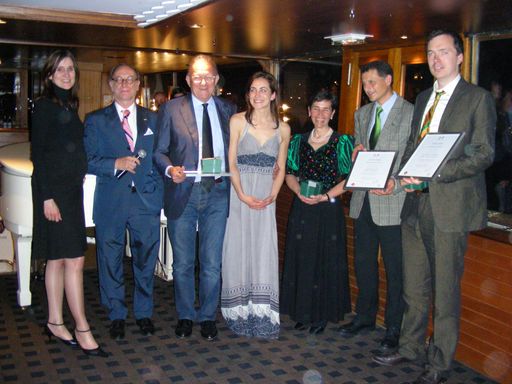  Ehrung der "Pionier"-Hoteliers durch Präsident Otto Wiesenthal in Anwesenheit des Pariser Marketingteams. Von links nach rechts: Hanne Mostecky (APF Paris), Otto Wiesenthal, Franz Fetz, Hotel Gasthof Hirschen in Schwarzenberg, Leonie Lang (APF Paris), Martina und Dietmar Walch, Hotel Thedoul in Lech und Raimund Meyer, Hotel Walliserhof in Brand