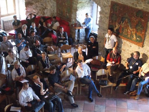  100 Köpfe, eine internationale Branche: Diskussion über den Stand im Social Web beim castlecamp 2.0 zwischen E-Touristikern auf Burg Kaprun