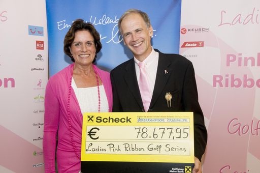 Pink Ribbon Golf Series Organisatorin Miriam Ainedter (links) überreicht Präsident Paul Sevelda (rechts) mehr als 78.000 Euro für die Österreichische Krebshilfe.