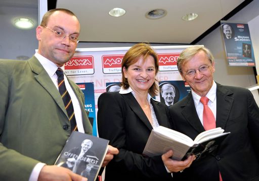 http://pressefotos.at/m.php?g=1&u=1&dir=200909&e=20090915_w&a=event
Einen riesigen Publikumsandrang  verzeichnete die ehrwürdige Buchhandlung Morawa Wollzeile bei der Buchpräsentation von "Offengelegt" - im Bild v.l.n.r.: Alexander Purger (Autor), Susanne Riess-Passer (Generaldirektorin Wüstenrot AG), Wolfgang Schüssel