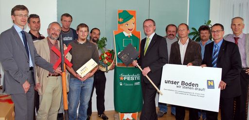 Vorschau Bild von NÖ Umweltlandesrat Dr. Stephan Pernkopf (6. von re) und das Team der."sozialen Produktion".