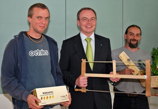 Soziale Produktion: Produkte und Dienstleistungen von sozialen Einrichtungen für öffentliche Auftraggeber wie das Land NÖ sind ein guter Schritt Richtung Nachhaltigkeit! NÖ Umweltlandesrat Dr. Stephan Pernkopf mit Christian Weibold von Emmaus St.Pölten (links) und Harald Zeitelhofer von der ARGE-Chance (rechts)