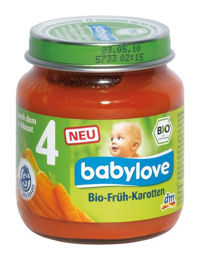 Bio Babynahrung der dm Qualitätsmarke babylove - eines von rund 1300 nachhaltigen Produkten, die bei dm drogerie markt erhältlich sind.