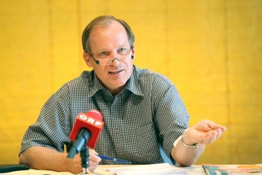 Erwin Roth wie zu Beginn seiner Karriere vor 30 Jahren (1979) als Journalist voll in Aktion