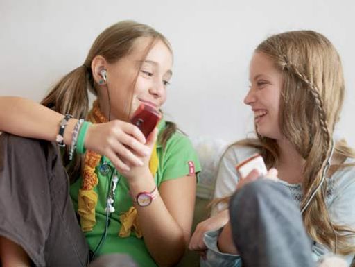 Das Österreichische Jugendrotkreuz, mobilkom austria und SchülerInnen sammeln Handys für den guten Zweck