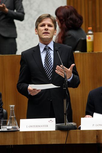Vorschau Bild von Donnerstag, den 17. September 2009 fand eine Parlamentarische Enquete zu dem Thema 'Öffentlich-Rechtlicher Rundfunk - Medienvielfalt in Österreich' statt. Im Bild Staatssekretär Josef Ostermayer bei seiner Parlamentsrede.