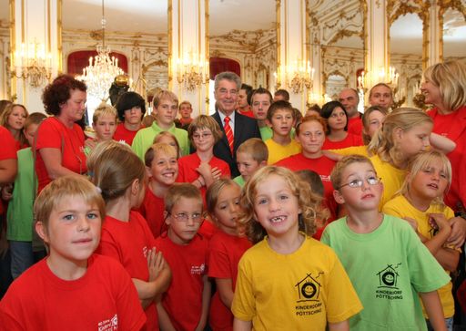 Bundespräsident Dr. Heinz Fischer unter den Kindern und BetreuerInnen des Kinderdorf Pöttschings