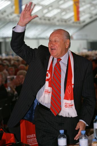 Festakt 60 Jahre Pensionistenverband Österreichs, 17.9.2009 Design Center Linz - Ein sichtlich gut gelaunter PVÖ Präsident Karl Blecha wird von 3.500 Geburtstagsgratulanten frenetisch begrüßt!