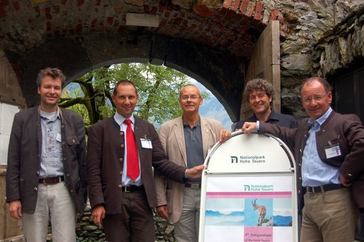  v.l.: Dr. Guido Plassmann, ALPARC, DI Wolfgang Urban, gastgebender Direktor Nationalpark Hohe Tauern, Dr. Michael Vogl, Präsident ALPARC, Dr. Leopold Füreder, Universität Innsbruck und Mag. Peter Rupitsch, gastgebender Direktor Nationalpark Hohe Tauern. Das 4. Forschungssymposium ist für die alpinen Schutzgebiete ein wichtiges Instrument zum gemeinsamen Austausch und Richtungsweisung.