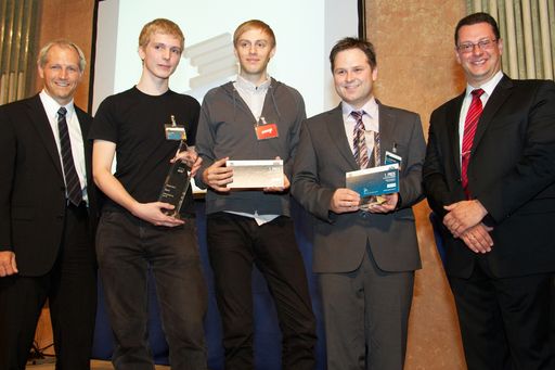 Vorschau Bild von Die APA-IT-Challenge, der Innovationspreis der APA-IT, wurde gestern, Donnerstag, zum ersten Mal vergeben. Im Bild v.l.: Initiator APA-IT-Geschäftsführer Gerald Klima, Lukas Fittl und Christopher Clay (Gewinner Kategorie "Start-Up" mit ihrem Projekt Soup.io), Klaus Schöffmann (Gewinner Kategorie "Academia" mit dem Projekt "Video Explorer") und Moderator APA-Chefredakteur Michael Lang, Weitere Bilder abrufbar unter: 
http://pressefotos.at/m.php?g=1&u=43&dir=200909&e=20090917_i&a=event