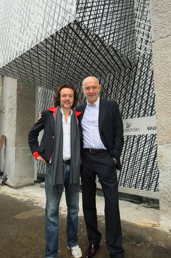 Der international anerkannte Künstler Arne Quinze (links) besichtigt mit Andreas Braun, GF der d. swarovski tourism services gmbh, die Baustelle von Swarovski Wien. Verhüllt kann man bereits jetzt jene aus der Fassade herausbrechenden Kuben erkennen, in denen Quinzes Installationen ihre Heimat finden. Eröffnet wird am 2. Dezember 2009.