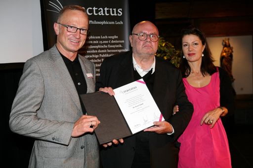 Lechs Bürgermeister Ludwig Muxel, Tractatus Preisträger Dr. Franz Schuh und Laudatorin und Tractatus Jurymitglied Univ.-Prof. Dr. Ursula Pia Jauch (v.l.n.r.)