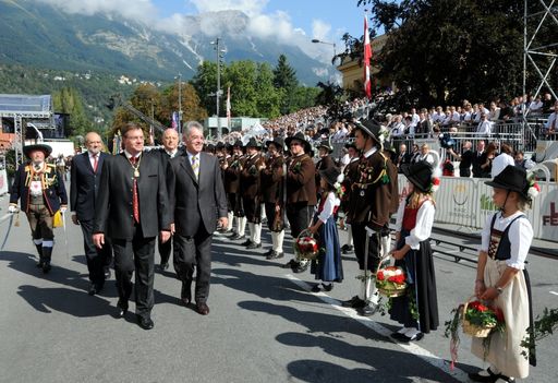Bundespräsident Heinz Fischer mit den Landeshauptleuten Günther Platter, Luis Durnwalder, Lorenzo Dellai und Landeskommandant Otto Sarnthein beim Abschreiten der Ehrenfront.