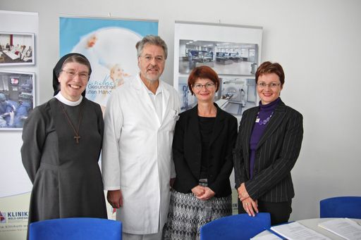 http://pressefotos.at/m.php?g=1&u=54&dir=200909&e=20090921_k&a=event
Die Pflegeschule Wels ist eine der ältesten Pflegeschulen in Oberösterreich - im Bild v.l.n.r.: Sr. Franziska Buttinger (Geschäftsführung Personal Klinikum Wels-Grieskirchen), Prim. Dr. Walter Aichinger (Geschäftsführung Medizin & Pflege Klinikum Wels-Grieskirchen), Mag. Helga Bito (Neue Direktorin der Pflegeschule Wels-Grieskirchen ab 01.10.2009), Mag. Andrea Voraberger (Direktorin der Pflegeschule Wels-Grieskirchen)