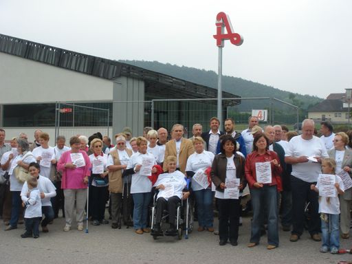 Vorschau Bild von Die empörten Paudorfer vor der Apotheke in Furth