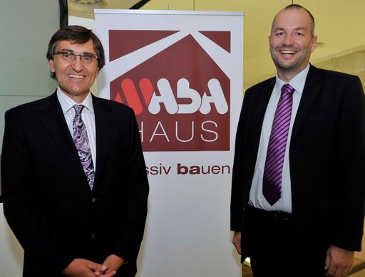  http://pressefotos.at/m.php?g=1&u=1&dir=200909&e=20090921_m&a=event
MABA Haus baut jetzt massiv auf "Für immer und ewig - im Bild v.l.n.r.: Mag. Erich Frommwald (Konzernchef Kirchdorfer Industries GmbH), Bmst. Ing. Peter Kerschbaumer (Geschäftsführer MABA Fertighaus GmbH)
