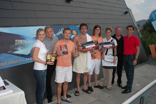  vlnr: BGM Straner, Holger Rieß (3. Platz), Sauna-Weltmeister Hubert Luckner, Benjamin Gauder (2. Platz), Tourismusdirektor Rudi Fußi und Thermendirektor HC Schautzer mit Carpe Diem Promotiongirls.