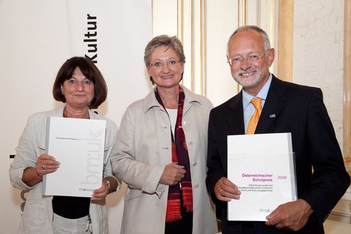 http://pressefotos.at/m.php?g=1&u=66&dir=200909&e=20090922_a&a=event
BM Claudia Schmied zeichnet hervorragende Schulen aus. Im Bild vlnr.: Helga Höller (Direktorin VS Haebergasse, Sonderpreis für Integration), Dr. Claudia Schmied (Bundesministerin), Hans Blocher (Direktor der HTL Braunau, Preisträger Österreichischer Schulpreis 2008)