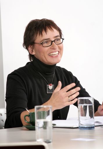 Vorschau Bild von Margarete Landertshammer, Geschäftsführerin Hel-Wacht-Holding GmbH bietet Notruf mit GPS-Ortung.