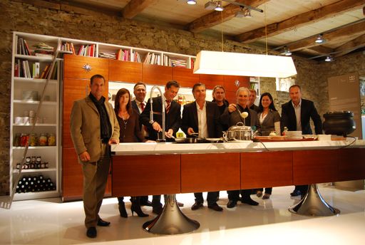 Vorschau Bild von Österreichische Miele DIE KÜCHE Flagshipstores "MieleCENTER Händler" mit neuer Designerküche "STARCK BY WARENDORF" Design "Library" im Materialmix Classic .