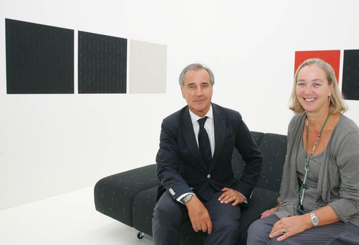 http://pressefotos.at/m.php?g=1&u=68&dir=200909&e=20090922_b&a=event
 - "Wiener Musterzimmer" ist ein Ausstellungsobjekt an der Schnittstelle von Kunst und Design. Im Bild v.l.n.r.: Edelbert Köb (Kurator der Ausstellung) und Agnes Husslein-Arco (Direktorin Belvedere)