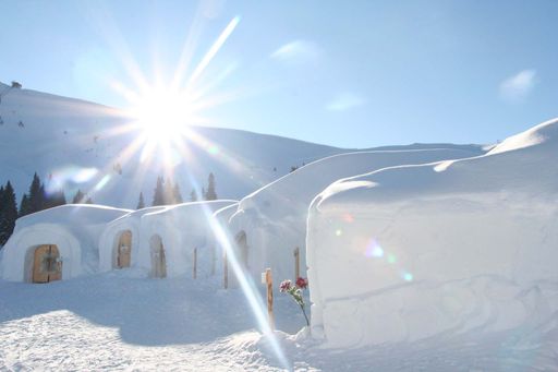 Eine Märchenwelt aus Eis und Schnee, ein Erlebnispark in der Winterwelt der Kitzbüheler Alpen - das ist das ALPENIGLU(R) -Dorf, das ab der kommenden Wintersaison die Besucher in der SkiWelt Wilder Kaiser - Brixental verzaubern wird.