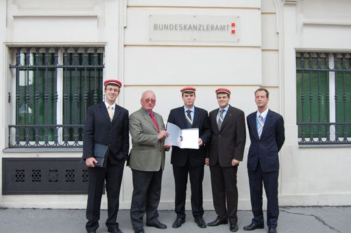 Vertreter des ÖCV mit Offenem Brief vor Bundeskanzleramt .v. l. n. r.: 1. ÖCV-Vizepräsident Richard Hansl, Vorsitzender der Altherrenschaft Mag. Dr. Herbert Stickler, ÖCV-Präsident Christoph Gruber, 2. ÖCV-Vizepräsident Michael Asamer, Technischer Leiter Stefan Glaser..