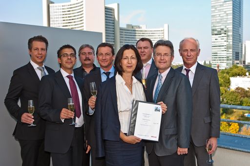 Vorschau Bild von Dr. Renate Wimmer ARCOTEL Eigentümerin und Manfred Mayer Vorstand der ARCOTEL Hotel AG (rechts hinter ihr) feiern zusammen mit Repräsentanten der STRABAG Real Estate die Vertragsunterzeichnung für das ARCOTEL Onyx Hamburg.