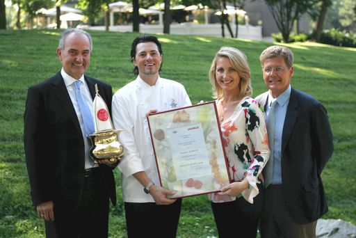 im Bild v. l. n. r.: Johann Marihart, Vorstandsvorsitzender AGRANA Beteiligungs-AG, Thomas Dorfer, Koch des Jahres 2009, Martina Hohenlohe, Chefredakteurin GAULT MILLAU, Karl Hohenlohe, Herausgeber GAULT MILLAU.