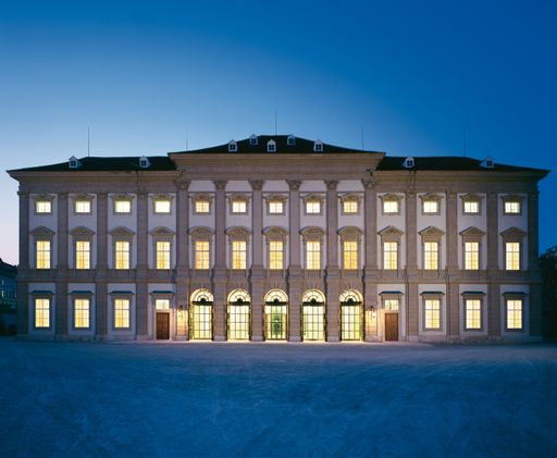  Die Südfassade des Gartenpalais Liechtenstein (bei Nacht)
entworfen von Architekt Domenico Martinelli (1650-1718) um 1700