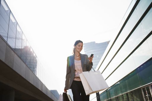  Vor 10 Jahren startete der erste m-Commerce-Dienst in Österreich. Mit paybox hat sich seither ein mobiles Zahlungssystem als Standard etabliert, mit dem heute 4 Millionen Vertragskunden von A1, T-Mobile, Orange und tele.ring bequem über die Handyrechnung bezahlen können. Die elektronische Geldbörse "Handy" wurde zu einer Massenanwendung: bereits alle drei Sekunden wird ein Parkschein mit dem Handy gelöst; Tickets, Snacks am Automaten und Vieles mehr wird heute mit dem Handy bezahlt.