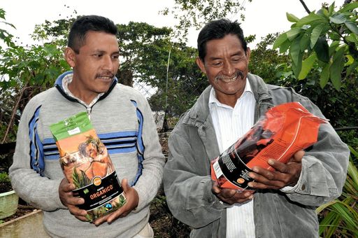 Die Kaffeebauern Santiago Deara Perez (li) und Miguel Moreno (re) aus Chiapas mit Kaffee Orgánico, für den sie die wertvollen Arabica-Bohnen kultivieren.