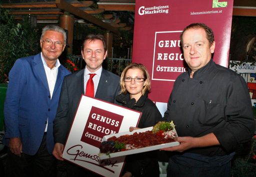 http://pressefotos.at/m.php?g=1&u=52&dir=200909&e=20090929_l&a=event
Auftakt der Herbstgenuss-Wochen mit Landwirtschaftsminister Niki Berlakovich - im Bild v.l.n.r.: Stefan Gergely (Inhaber Gasthaus Silberwirt), Landwirtschaftsminister Niki Berlakovich, DI Barbara Klaczak (Geschäftsführerin GRM GenußRegionen Marketing), Rudolf Kirschenhofer (Chefkoch Restaurant Silberwirt)