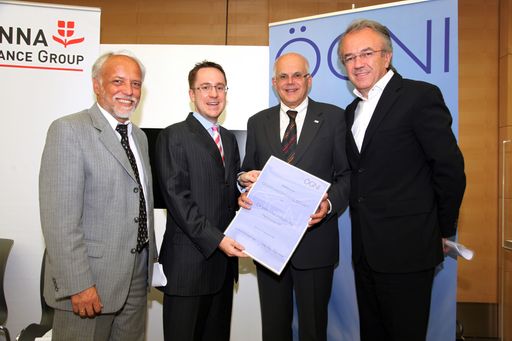 Stellvertretend für die 121 Mitglieder aus ganz Österreich, die sich bereits für nachhaltiges Bauen begeistern, überreichte der frisch gewählte Gründungspräsident der ÖGNI, Philipp Kaufmann, (2.v.l.) dem Vorstand der CA Immobilien AG, Wolfhard Fromwald, (3.v.l.) die Gründungsurkunde gemeinsam mit "Nachhaltigkeitspapst" und DGNB-Präsident Professor Werner Sobek (rechts) aus Stuttgart und WU-Professor Gunther Maier (links).