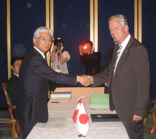 Wirtschaftsminister Reinhold Mitterlehner mit seinem japanischen Amtskollegen Masayuki Naoshima