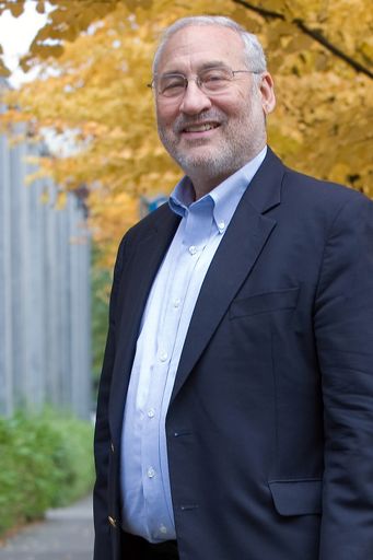 Anlässlich der Feier "10 Jahre Spatenstich Tech Gate Vienna" begrüßt Tech Gate Vienna Geschäftsführer DI Thomas Jakoubek Wirtschaftsnobelpreisträger Prof. Joseph E. Stiglitz (im Bild) in Wien
