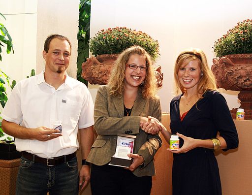 Personen (v.l.n.r.): Gemmologe Klaus Gfrerer, Gewinnerin Manuela H. mit dem Orbit-Brillanten, Franziska Hausch (Wrigley)