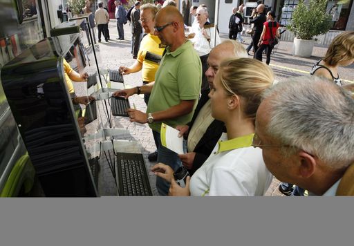 Vorschau Bild von Der GigaNetz-Erlebnislauf bot allen Gästen ein aktives Erleben des Mediums Internet. An drei Stationen lösten die Teilnehmer spannende Aufgaben rund um das GigaNetz.