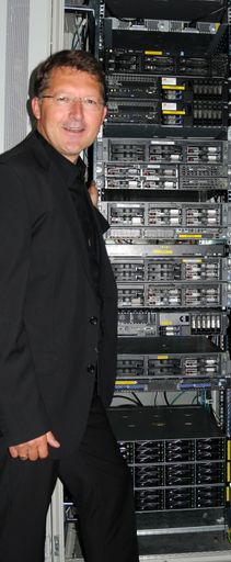  Comtech-Geschäftsführer vor seinen Kundenservern im Hochsicherheitstrakt.